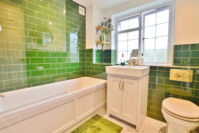 21A, Vale Grove, Slough photo 2