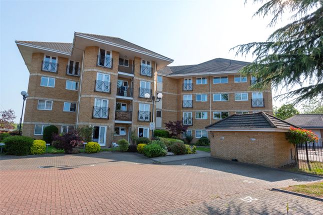 Flat to rent in Thames Court, Norman Place, Reading, Berkshire RG1