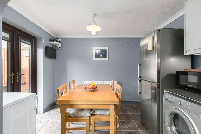 11 San Feliu Court, East Grinstead photo 3