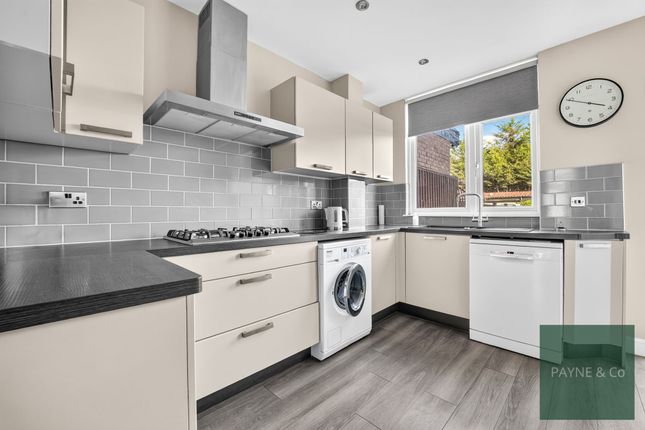 24 Devonport Gardens, Ilford photo 4