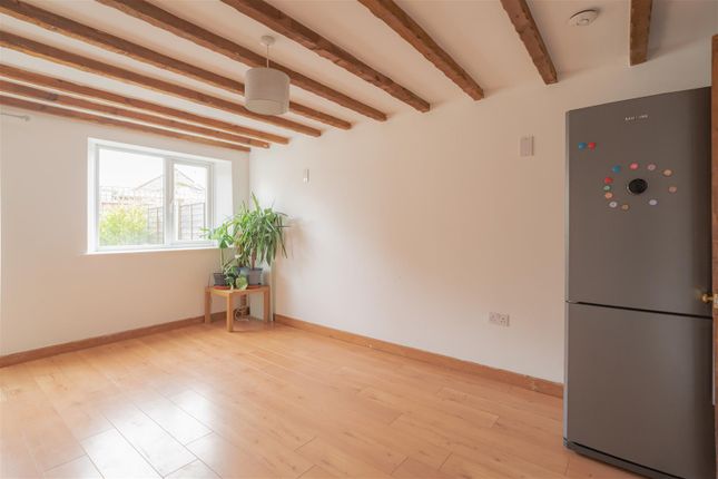 33, Chapman Way, Cheltenham photo 4