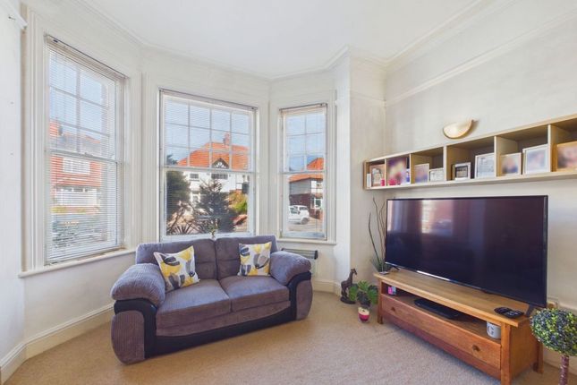 Flat 2, 24 Crescent Avenue, Whitby photo 2