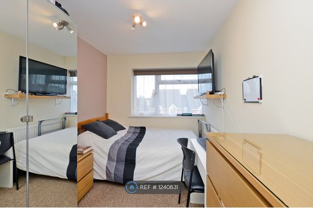 Bright Bedroom £900Pcm