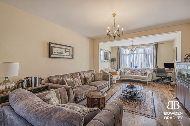 37 Manford Way, Chigwell photo 4