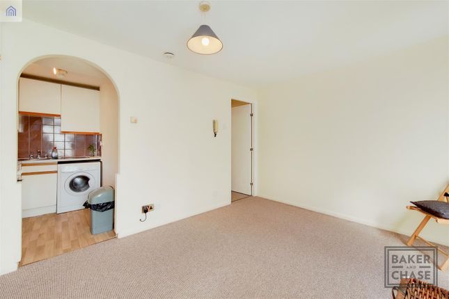 Studio for sale in Pilgrims Close, Palmers Green, London