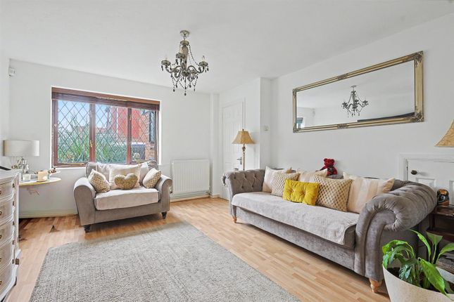 12, Kestrel Grove, Rayleigh photo 2