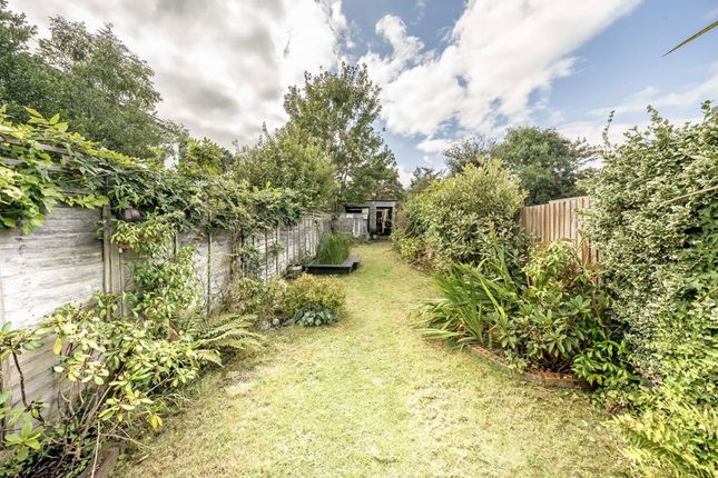 54, Saxon Avenue, Feltham photo 4