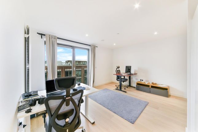Flat for sale in Pendant Court, Royal Wharf, London