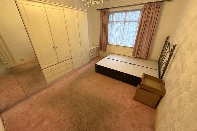 4, Islip Gardens, Northolt photo 4
