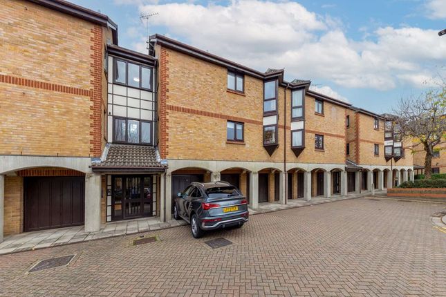 Thumbnail Flat for sale in Monmouth Grove, Brentford