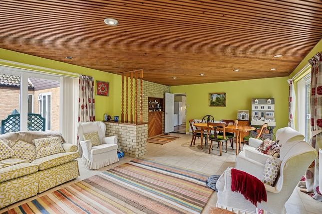 2 Mill Close, Newmarket photo 2