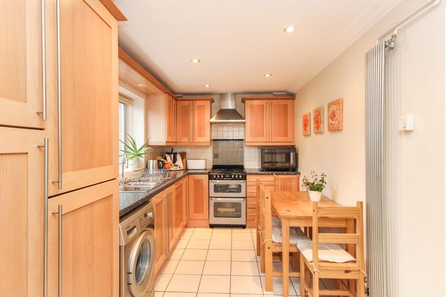 7, St. Joan Close, Crawley photo 4