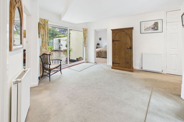 7, Heathway, Caterham photo 3