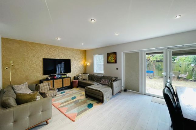 Lindale Close, Ilford photo 2