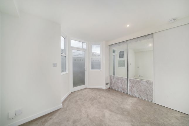 Flat 4 817, Garratt Lane, London photo 4