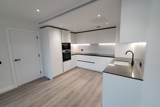 Flat to rent in Rothesay House Glenthorne Road, London