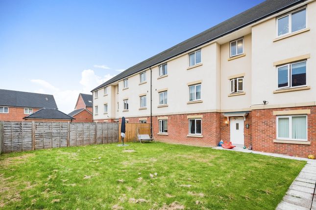 Flat for sale in Collingwood Crescent, Swindon