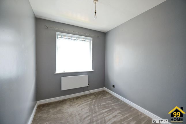 15, Royle Close, Romford photo 2