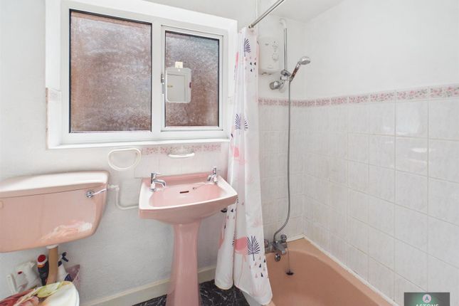 23, Harewood Close, Crawley photo 4