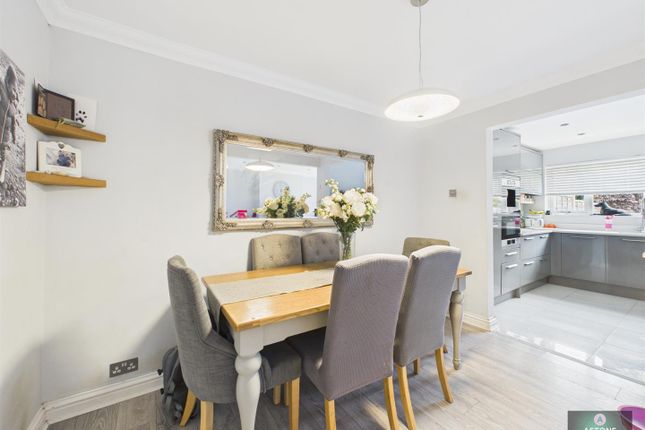4, Old Manor Close, Ifield Green photo 4