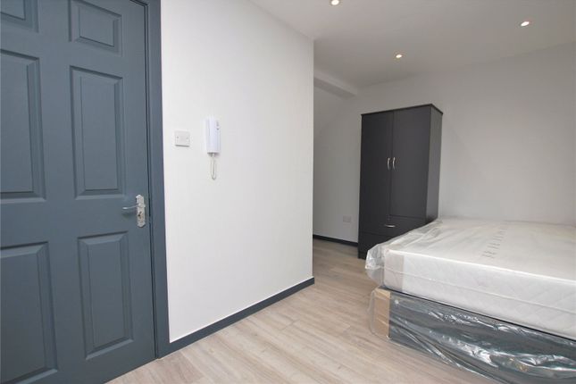 Room 6, 103, Raymond Crescent, Guildford photo 3