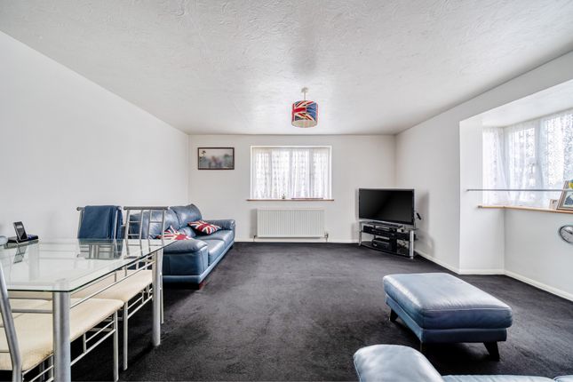 8, Gade Close, Hayes photo 3