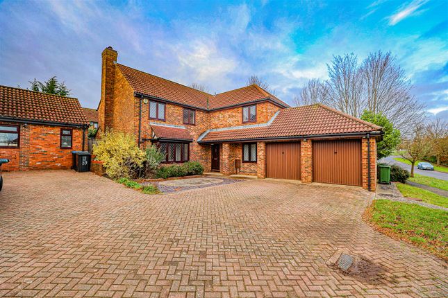 Thumbnail Detached house for sale in Squirrel Chase, Hemel Hempstead