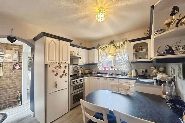 54 Gregory Close, Bridgend photo 3