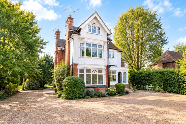 Studio flat on Busbridge Lane, Godalming, £125,000