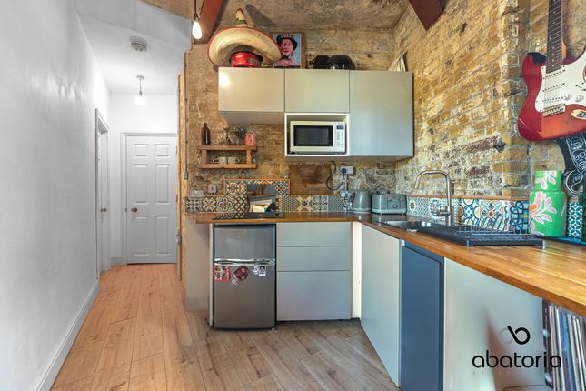 1-bed flat on Wapping, Wapping, £399,995