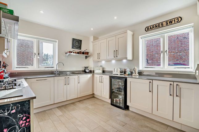 6, Holmes Field Court, Farnham photo 4