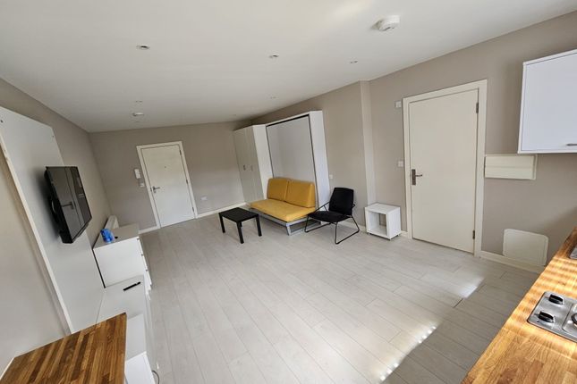 Flat 228 The Studios 110 The Parade , Watford photo 4