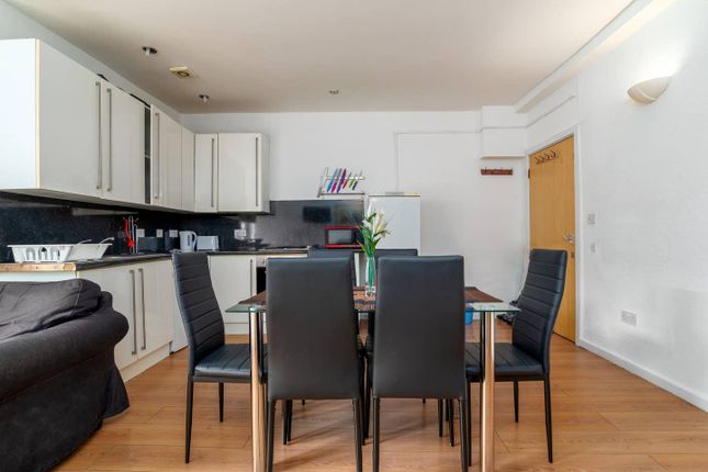 Flat to rent in Barnet Grove, Bethnal Green