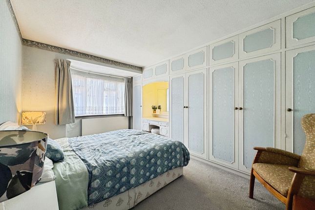 14 Alders Close, Edgware photo 4