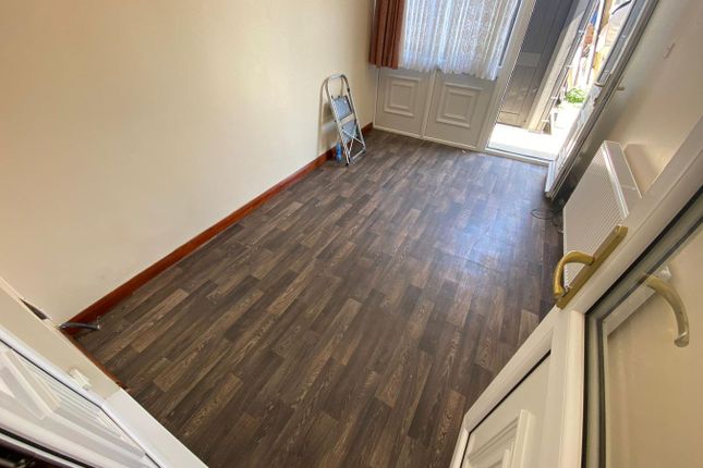 215, Brabazon Road, Hounslow photo 2