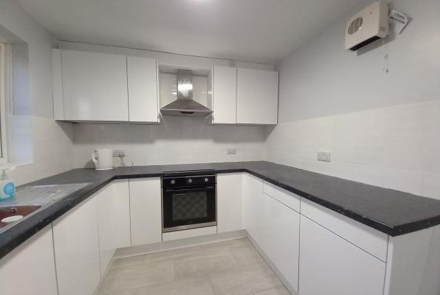 Flat to rent in Troutbeck Close, Slough