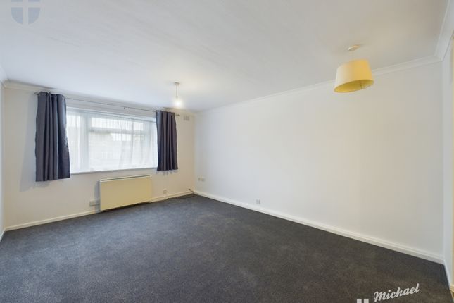 19 Selwyn Court, Aylesbury photo 4