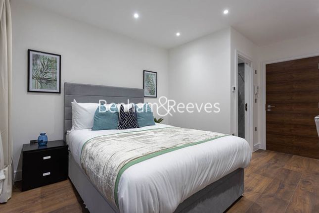 Flat to rent in Hillcrest Road, Acton