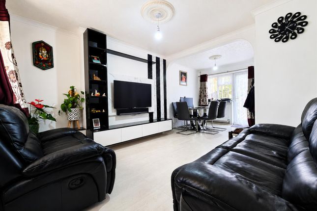 9, White Hart Drive, Adeyfield, Hemel Hempstead photo 2