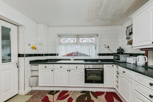 5, Oak Tree Close, Cheshire photo 2