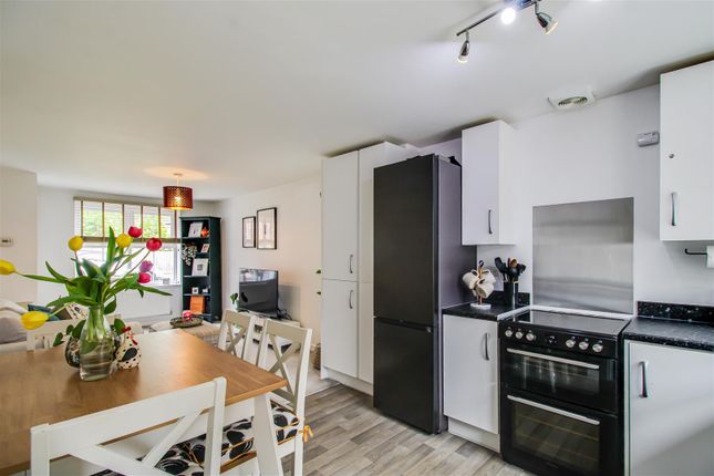 1, Cropper Grove, Wakefield photo 2