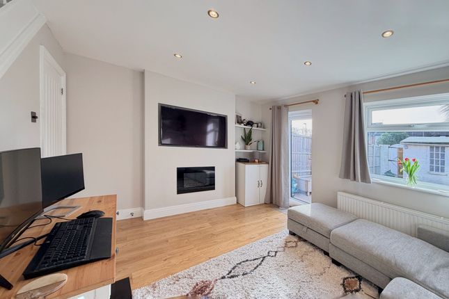 2 Celandine Court, Yateley photo 2