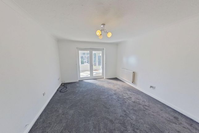 42, Bewick Court, Bradford photo 2