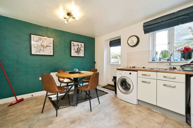 47, Hill End Crescent, LEEDS photo 4