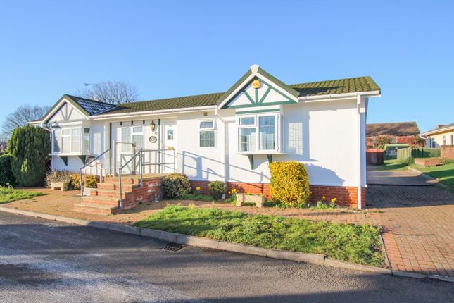 2-bed caravan on 27, The Vyne, Weston Avenue, Leighton Buzzard, £200,000
