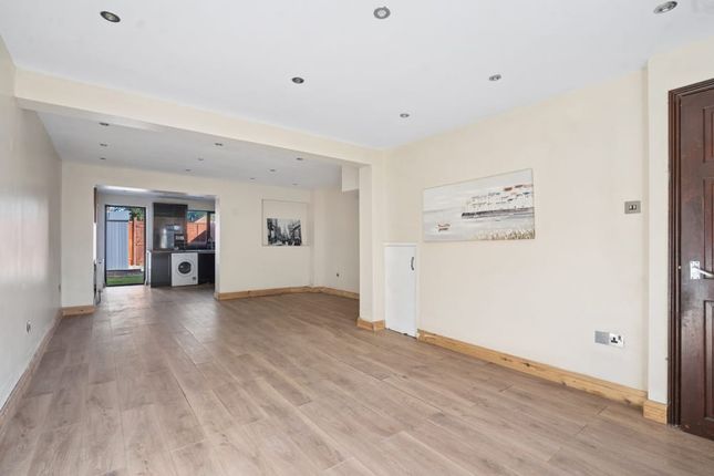 80, Langtons Meadow, Farnham Common photo 2