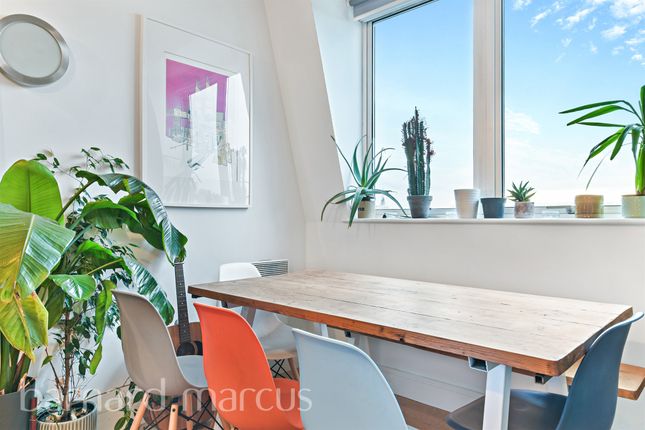 Flat for sale in Peckham Grove, London