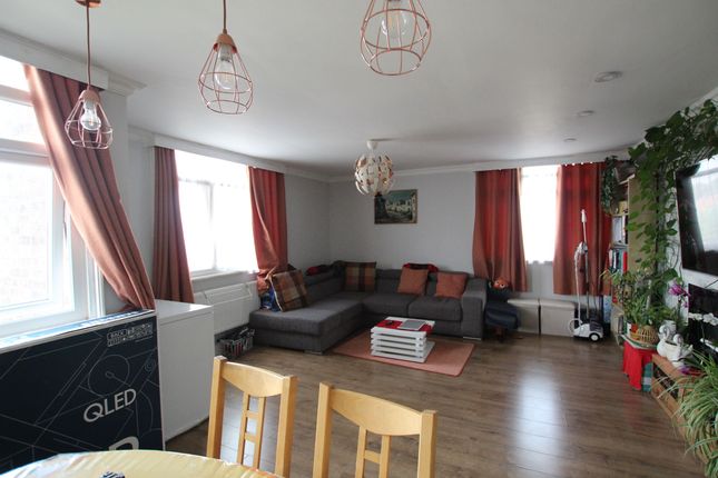 Flat for sale in Park Avenue, Ilford