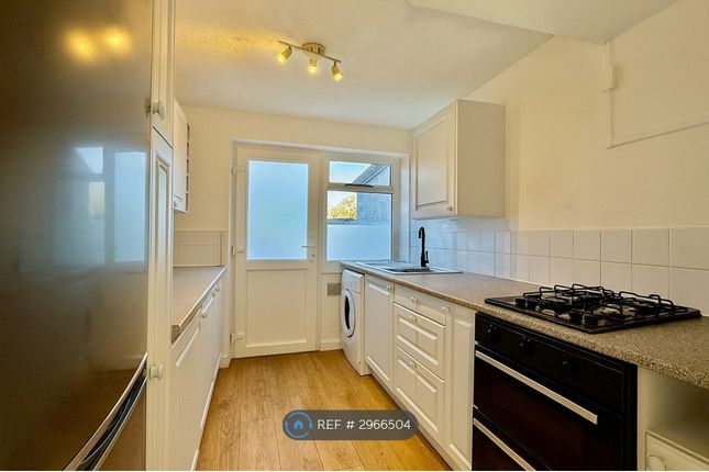 Sandy Hill Road, Farnham photo 3