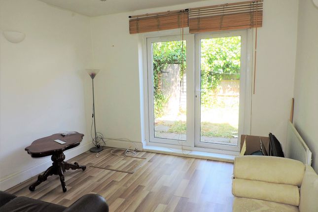 Thumbnail Flat to rent in Voewood Close, New Malden